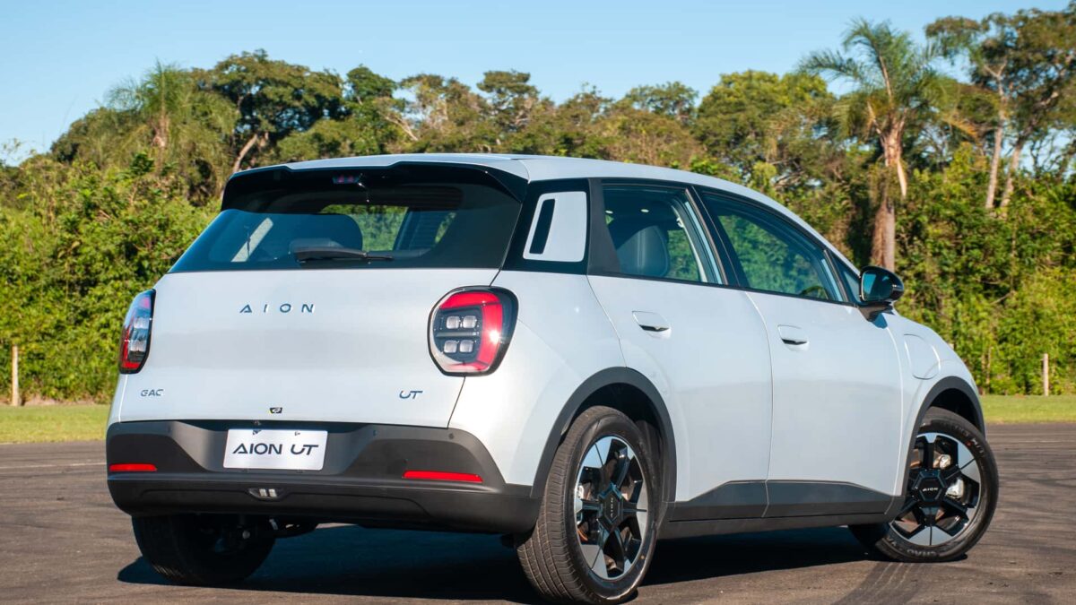 GAC Aion UT Elite passa por avaliação; veja os destaques do hatch elétrico