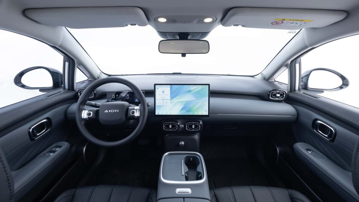 GAC Aion UT Elite passa por avaliação; veja os destaques do hatch elétrico