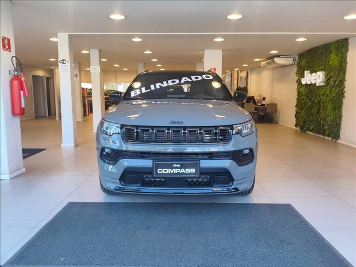 Jeep Compass Blackhawk Hurricane 2026 vale a compra? Descobrimos os pontos fortes