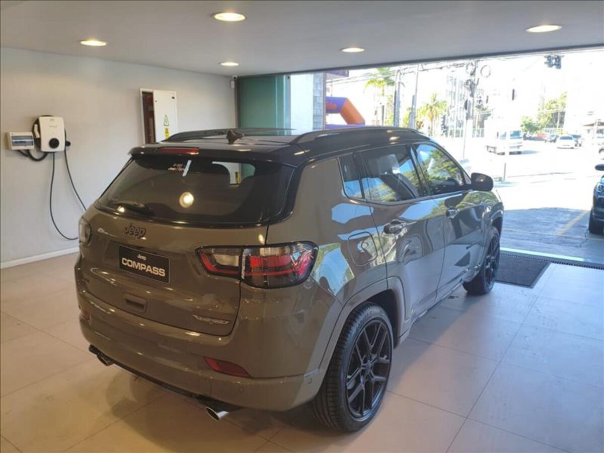Jeep Compass Blackhawk Hurricane 2026 vale a compra? Descobrimos os pontos fortes