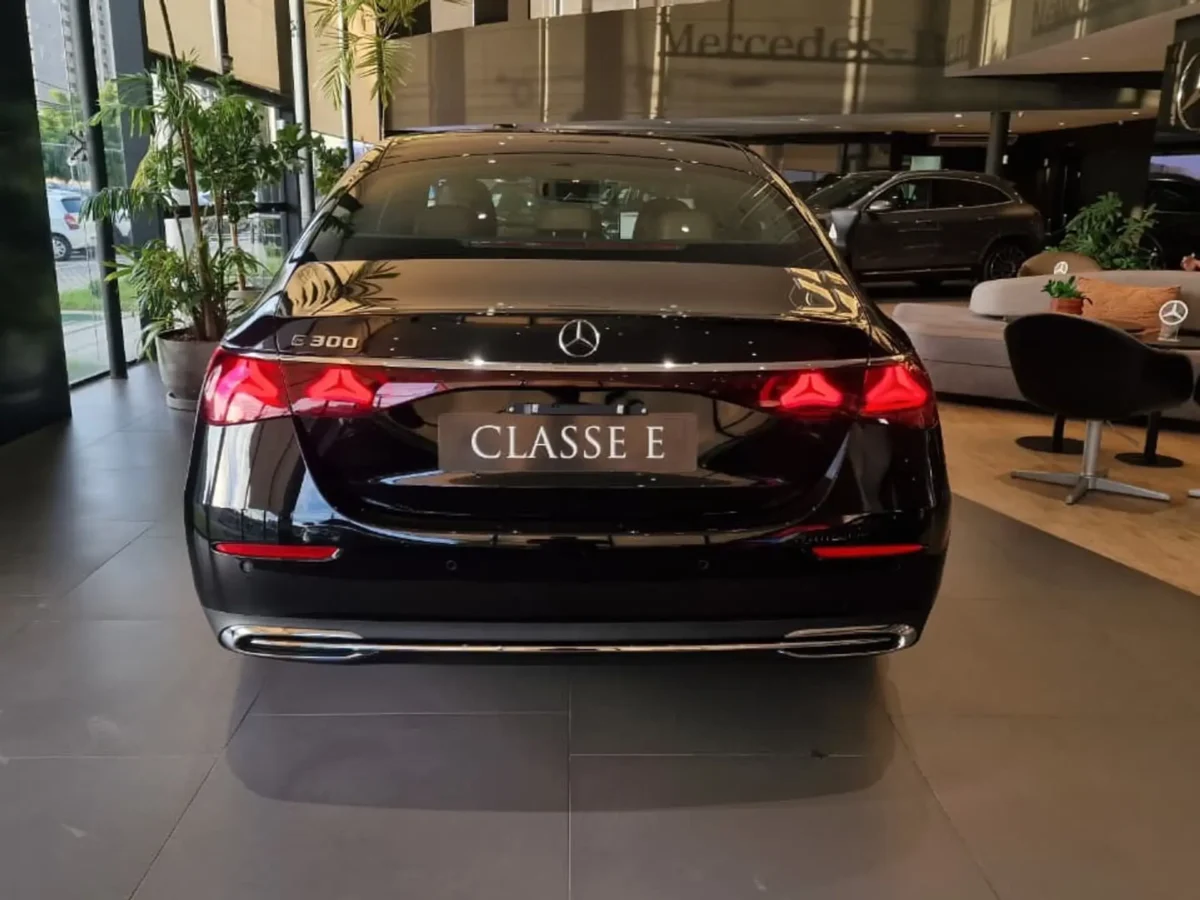 Avaliação: Mercedes-Benz E 300 2026 aposta em luxo, tecnologia e motorização híbrida