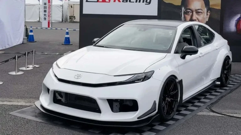 Toyota surpreende ao criar Camry de 700 cv com dois motores e sete cilindros
