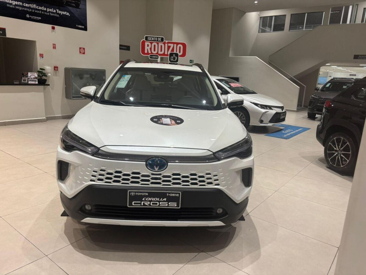 Corolla Cross XRX mantém motor 2.0 e cobra mais pela tecnologia a bordo
