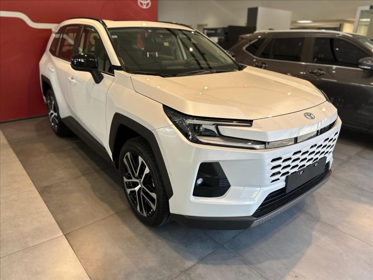 Toyota RAV4 2026 aposta em tecnologia híbrida e durabilidade