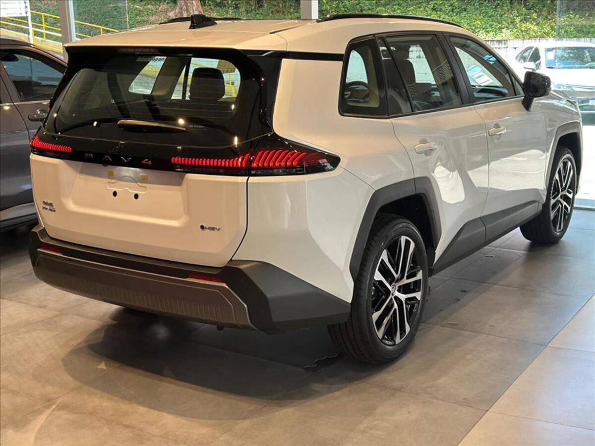 Toyota RAV4 2026 aposta em tecnologia híbrida e durabilidade