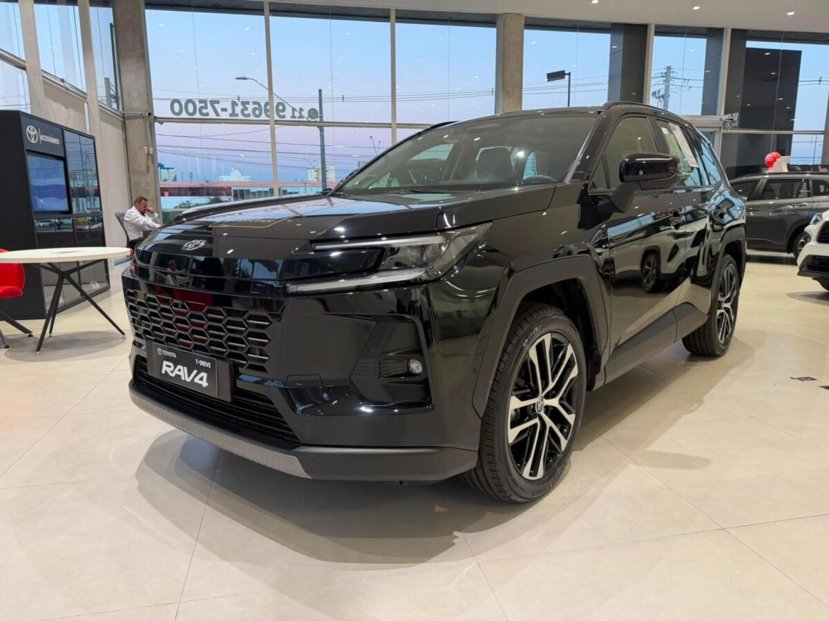 Toyota RAV4 SX Híbrido 2026 aposta em confiabilidade para enfrentar a concorrência chinesa