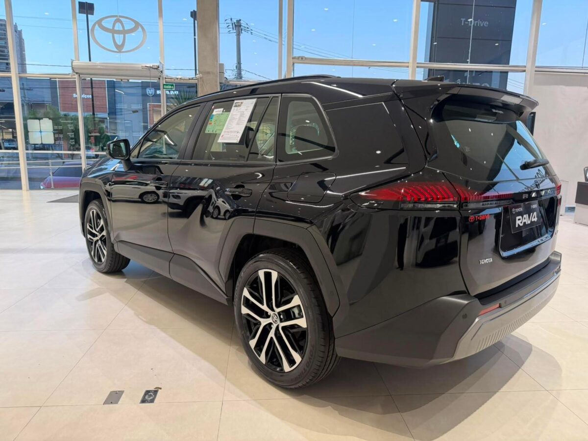 Toyota RAV4 SX Híbrido 2026 aposta em confiabilidade para enfrentar a concorrência chinesa