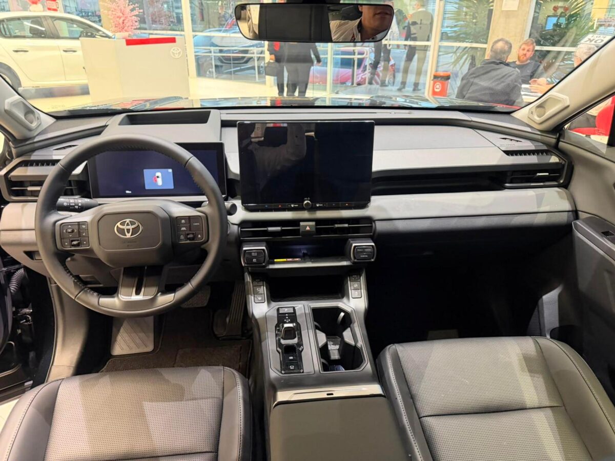 Toyota RAV4 SX Híbrido 2026 aposta em confiabilidade para enfrentar a concorrência chinesa