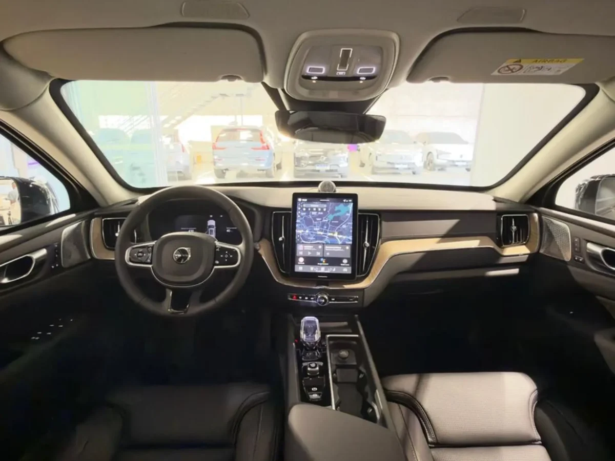 Volvo XC60 Ultra Dark 2026 em avaliação: ainda vale a pena?