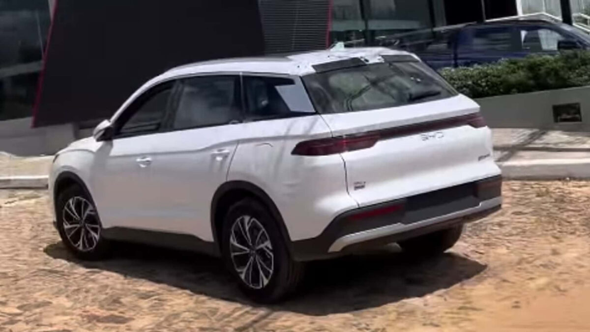 Flagra: BYD já abastece concessionárias com o novo Song Pro Flex 2027