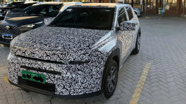 Novo Fiat Argo 2027 é visto em testes e deve seguir estilo do Panda
