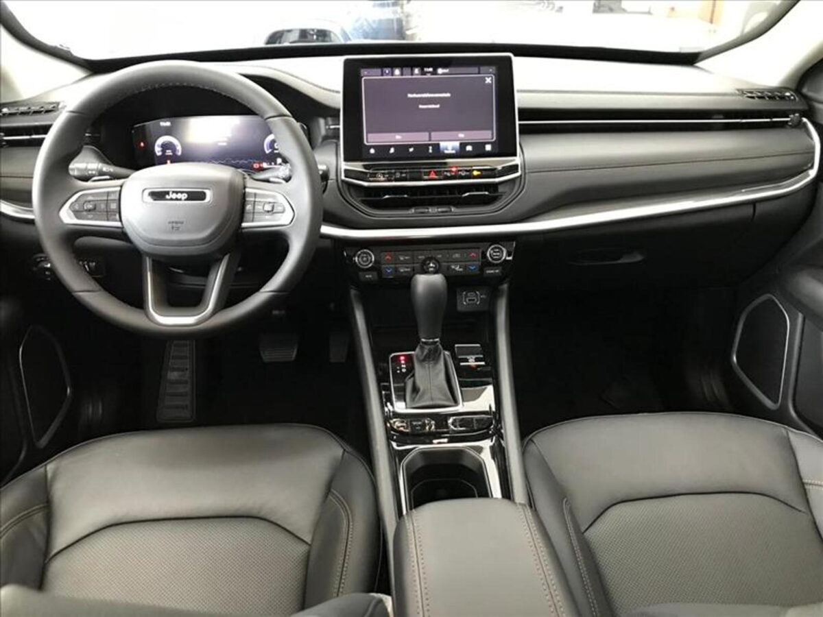 Jeep Compass tem redução de até R$ 40,7 mil para PcD neste mês