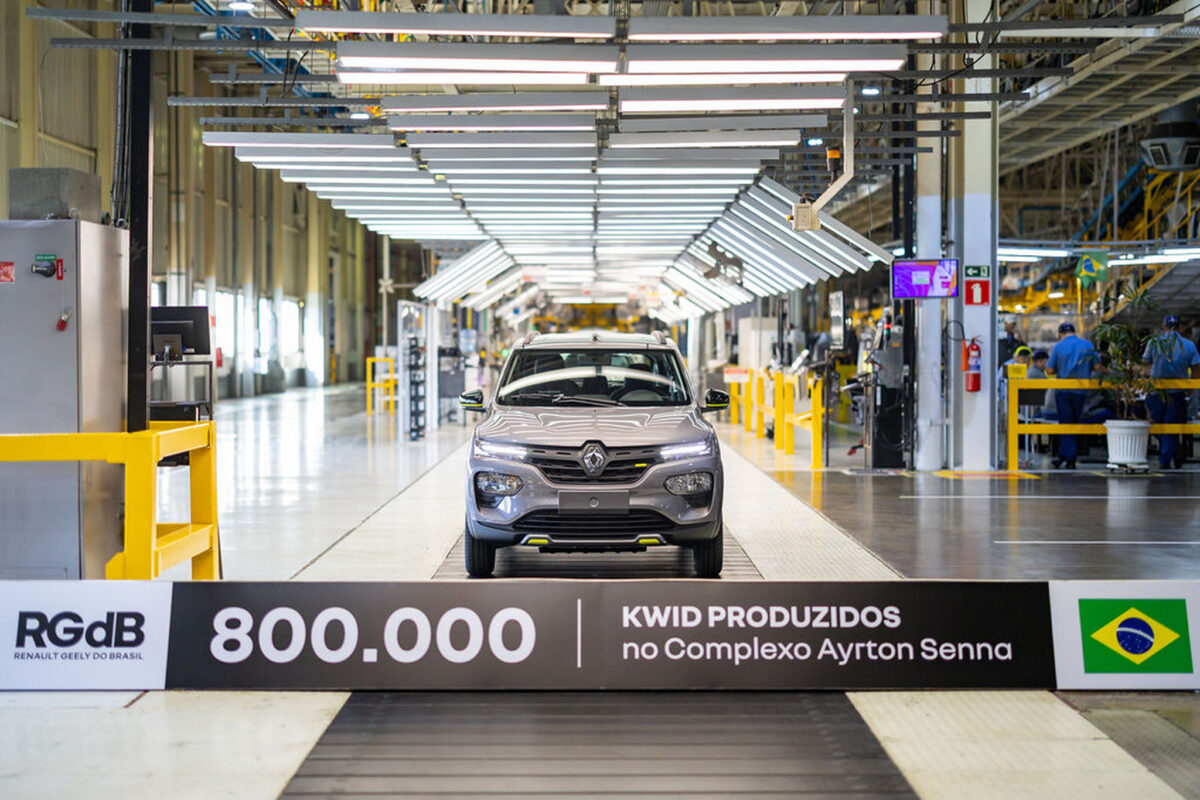 Renault celebra 800 mil unidades do Kwid produzidas no Brasil
