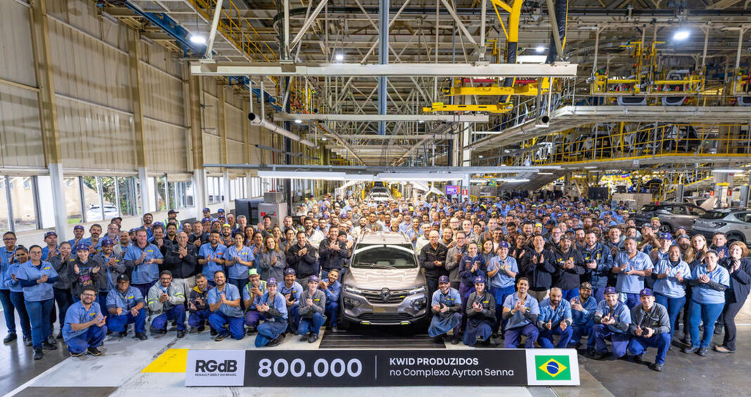 Renault celebra 800 mil unidades do Kwid produzidas no Brasil
