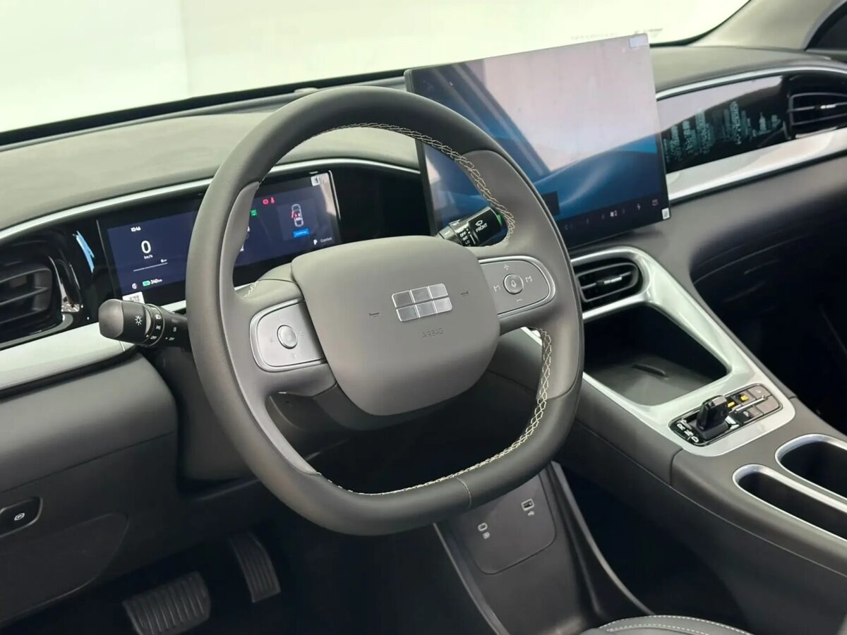 Geely EX2 dispara nas vendas e fica a apenas 27 unidades do BYD Dolphin em julho