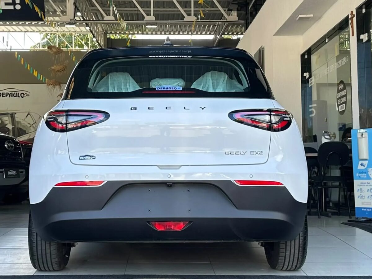 Geely EX2 dispara nas vendas e fica a apenas 27 unidades do BYD Dolphin em julho