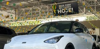 Geely EX2 dispara nas vendas e fica a apenas 27 unidades do BYD Dolphin em julho
