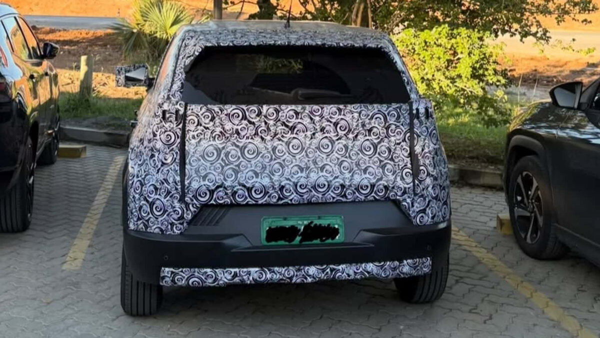 Novo Fiat Argo 2027 é visto em testes e deve seguir estilo do Panda