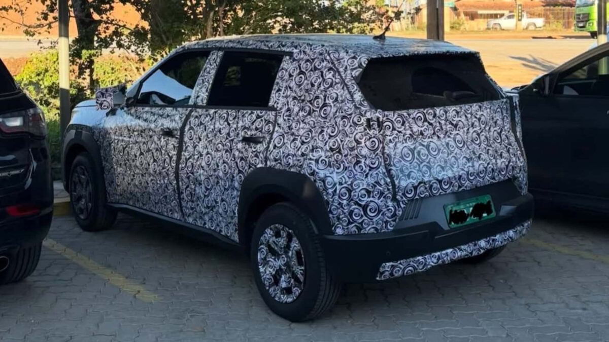 Novo Fiat Argo 2027 é visto em testes e deve seguir estilo do Panda