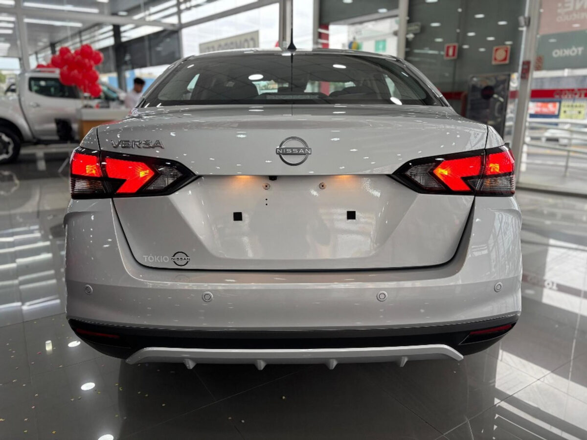 Nissan lança Versa 2027 sem mudanças e reajusta preços no Brasil