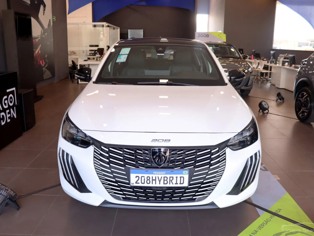 Vale a pena comprar o Peugeot 208 GT Hybrid 2026? Analisamos o hatch