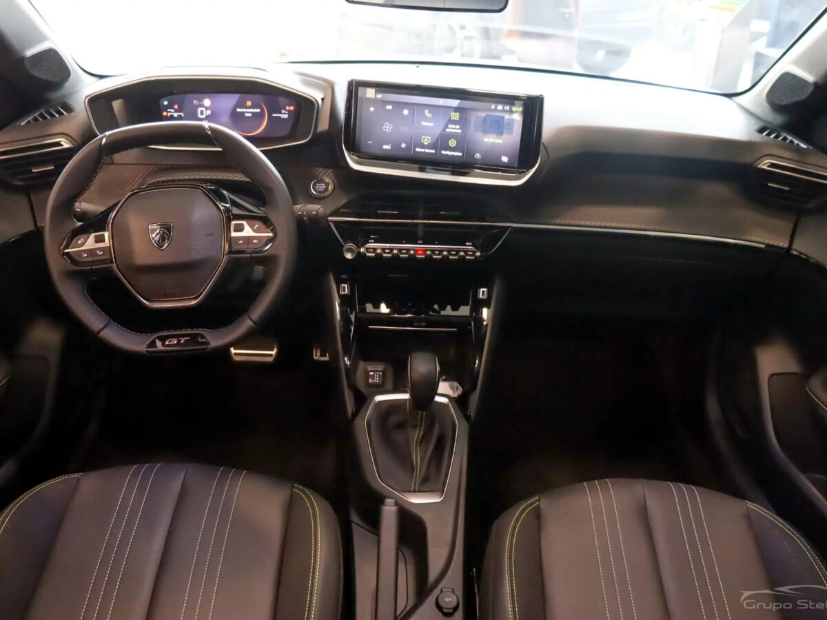 Vale a pena comprar o Peugeot 208 GT Hybrid 2026? Analisamos o hatch