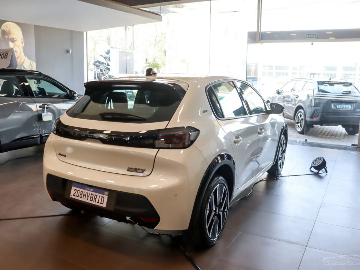 Vale a pena comprar o Peugeot 208 GT Hybrid 2026? Analisamos o hatch