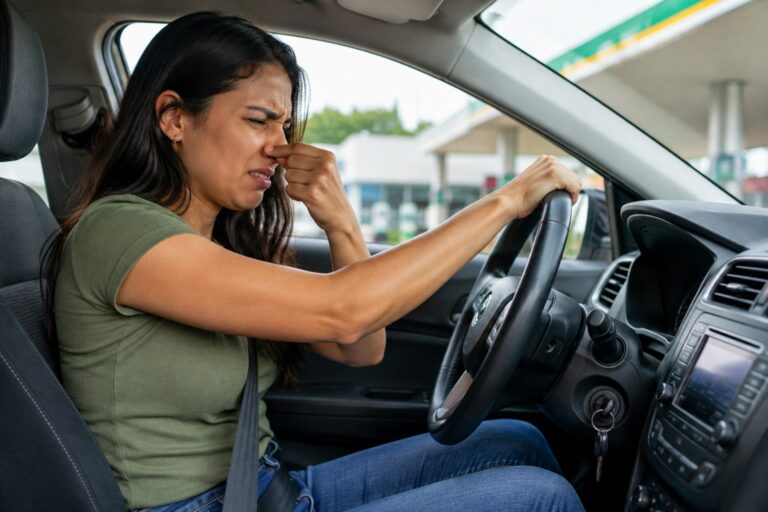 Cheiro de gasolina dentro do carro: 7 causas e quando é melhor parar o veículo
