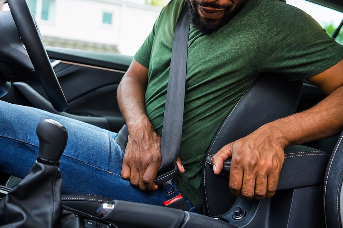 Passageiro sem cinto dá multa para quem? Veja valor, pontos e quem responde pela infração