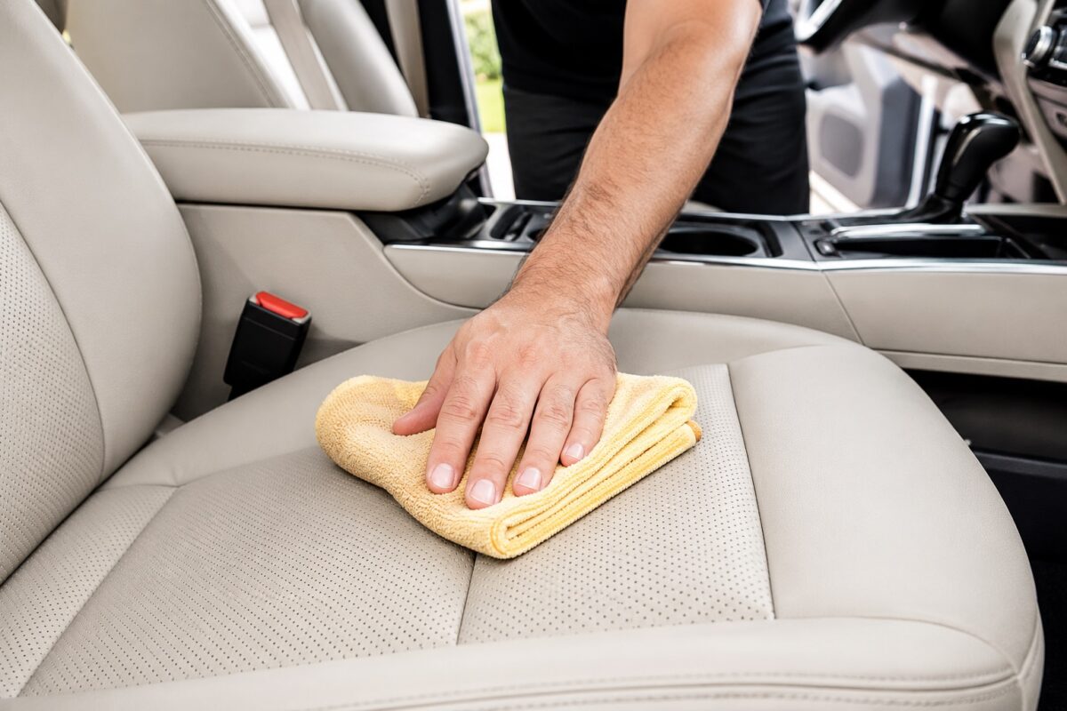 Como limpar banco de carro: passo a passo para tecido e couro sem estragar