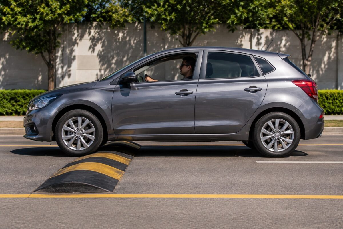 Como passar em quebra-molas corretamente: erros que podem danificar o carro