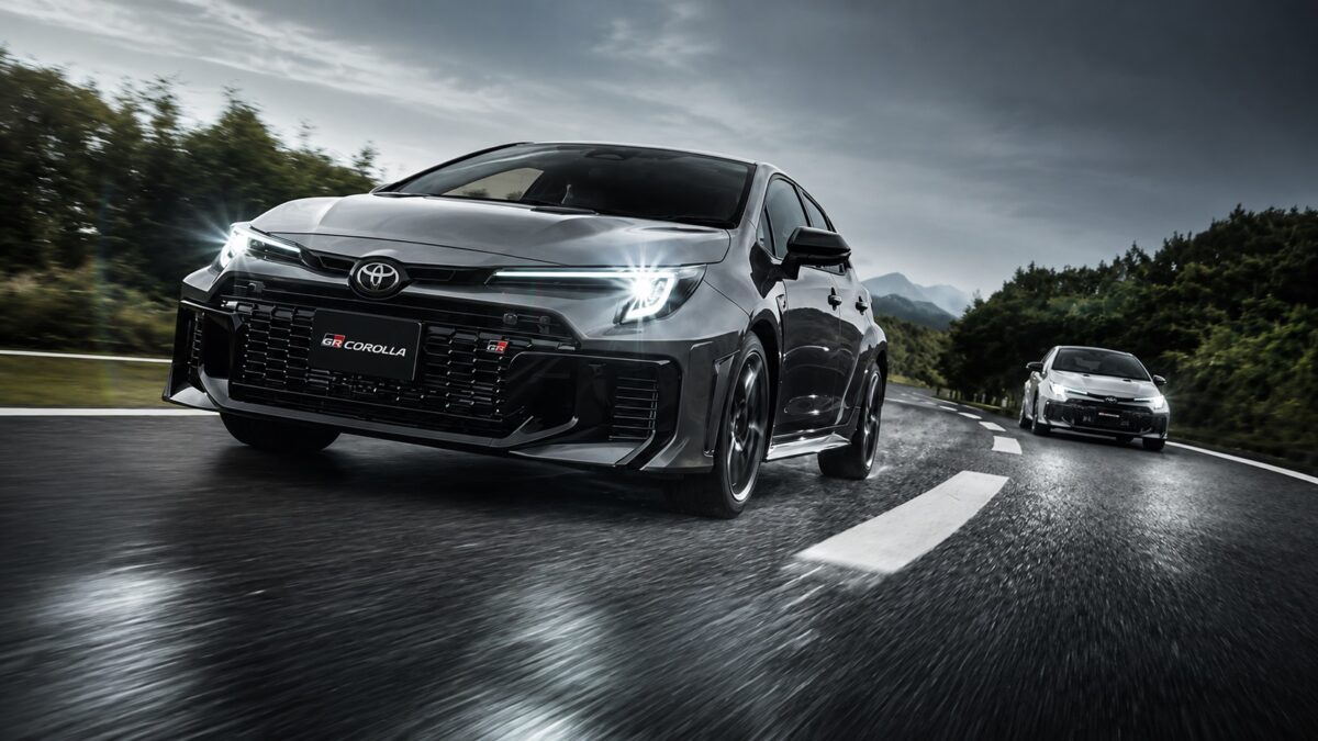 Toyota GR Corolla em movimento visto de frente