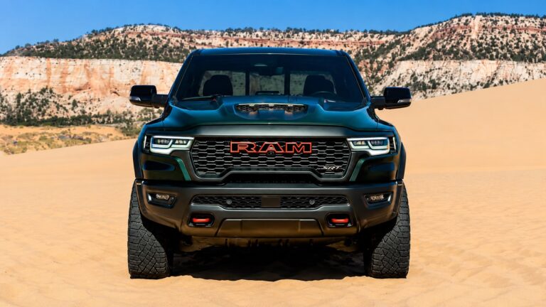 Ram 1500 HEMI V8 em ambiente off-road