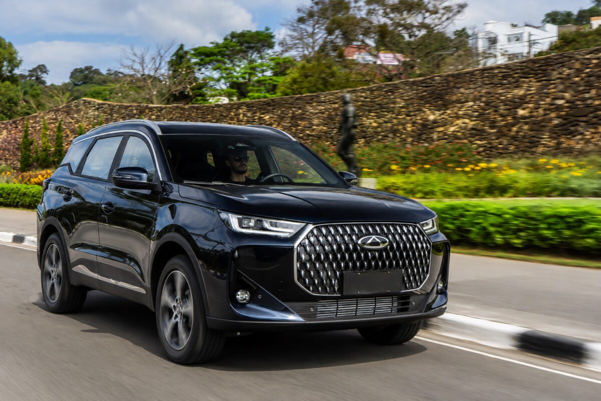 CAOA Chery Tiggo 7 2027 em movimento visto de frente