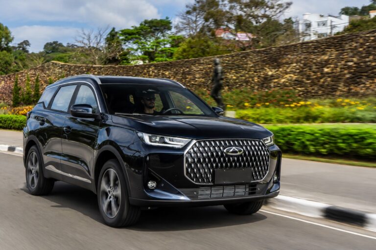 CAOA Chery Tiggo 7 2027 em movimento visto de frente