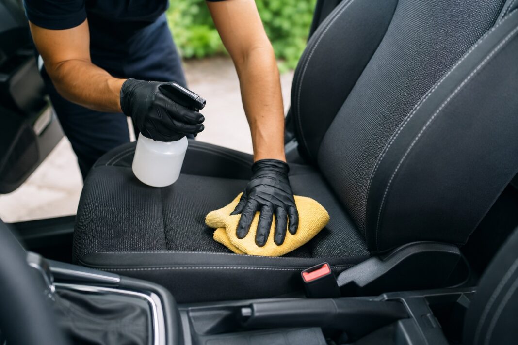 Como limpar banco de carro: passo a passo para tecido e couro sem estragar