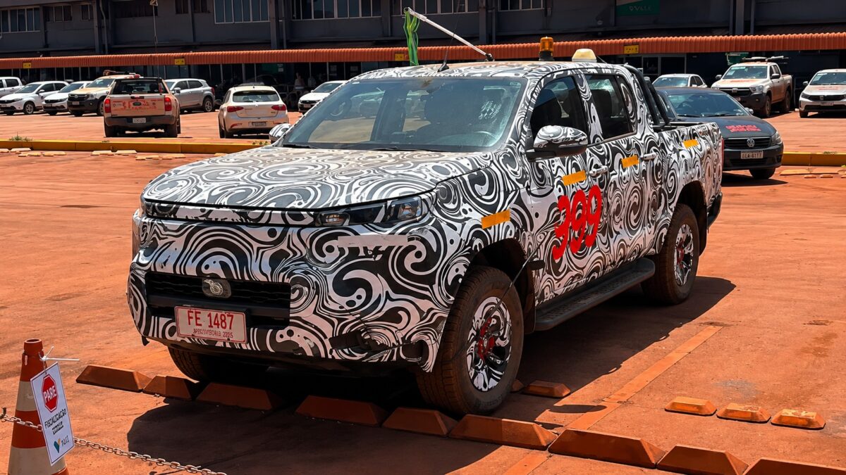 Nova Toyota Hilux elétrica é flagrada em testes no Brasil antes da estreia