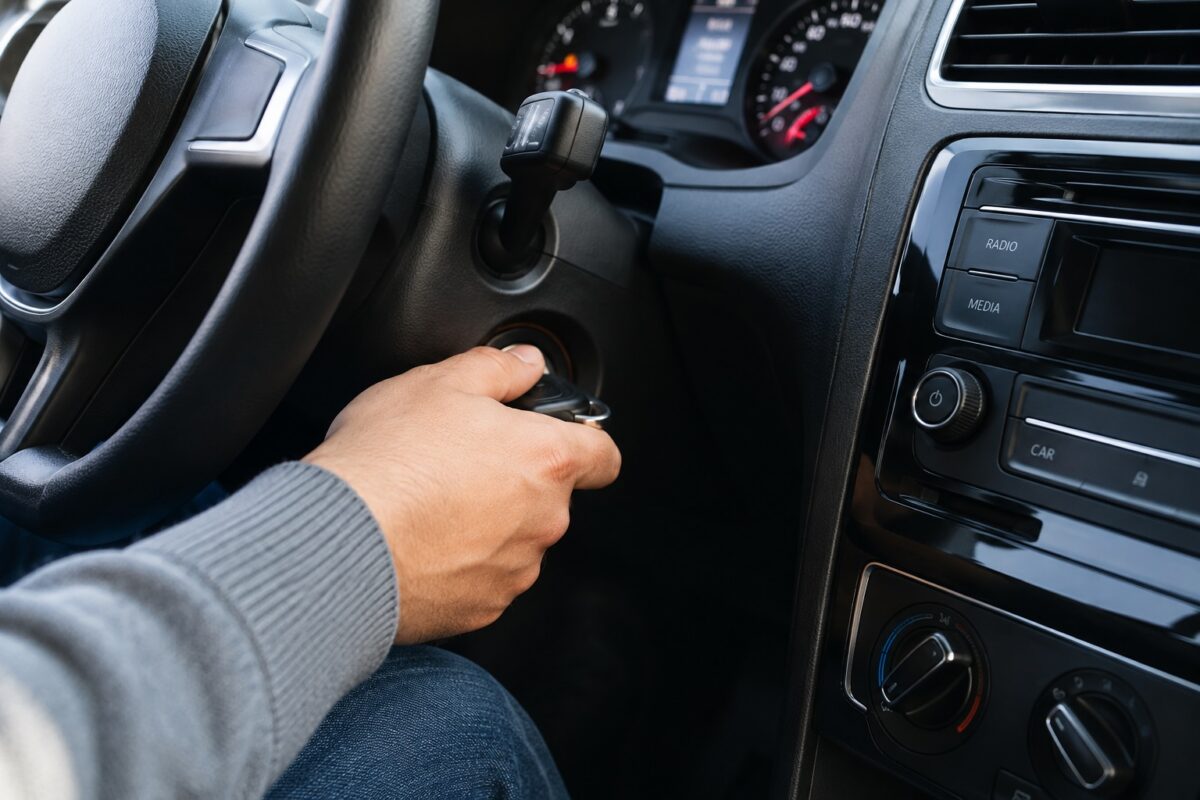 Carro parado na garagem: quanto tempo pode ficar e quais cuidados evitam problemas