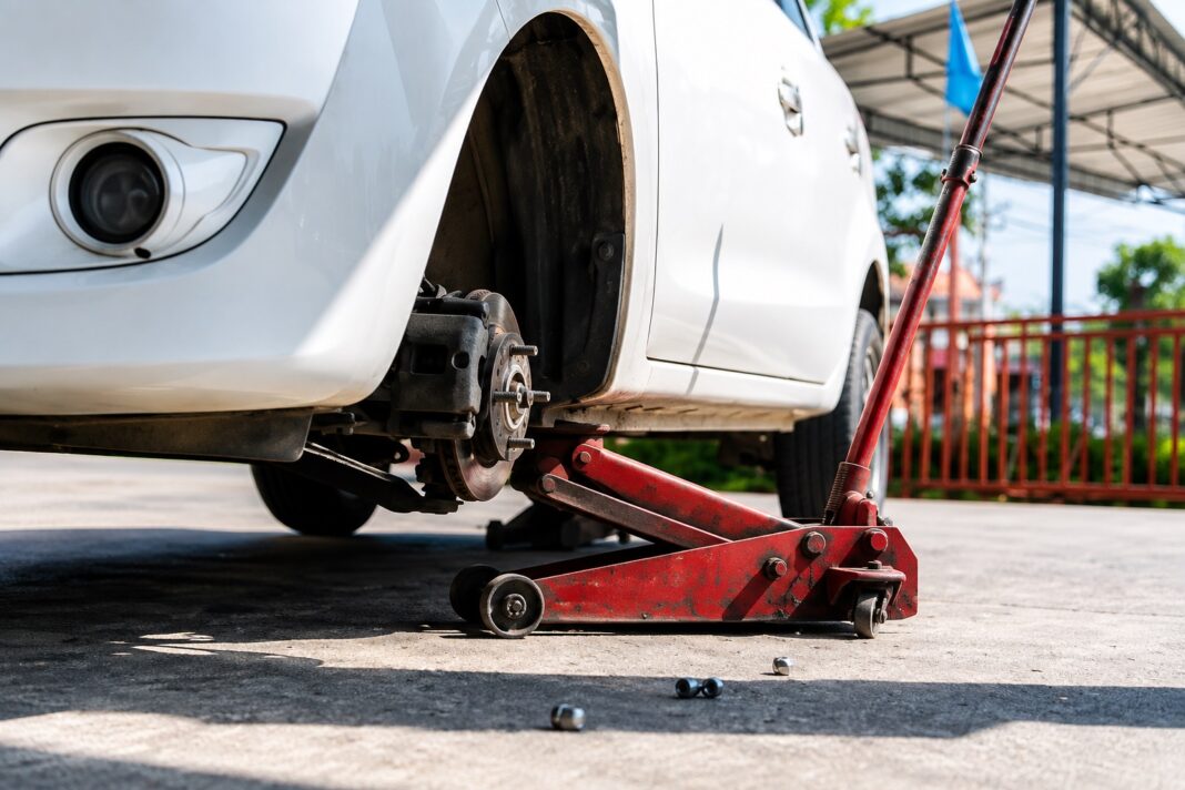 Qual o melhor macaco para carro? Veja os tipos, como escolher e usar com segurança