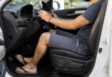 Pode dirigir de chinelo? O que diz a lei, valor da multa e quando o calçado é permitido