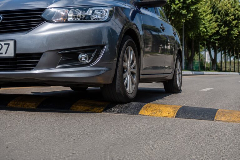 Como passar em quebra-molas corretamente: erros que podem danificar o carro