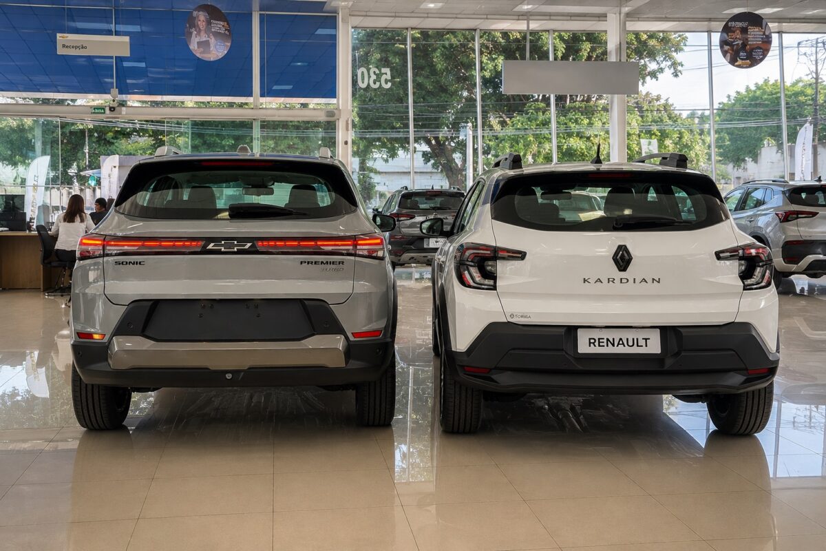 Chevrolet Sonic Premier ou Renault Kardian Techno: qual entrega mais por R$ 135 mil?