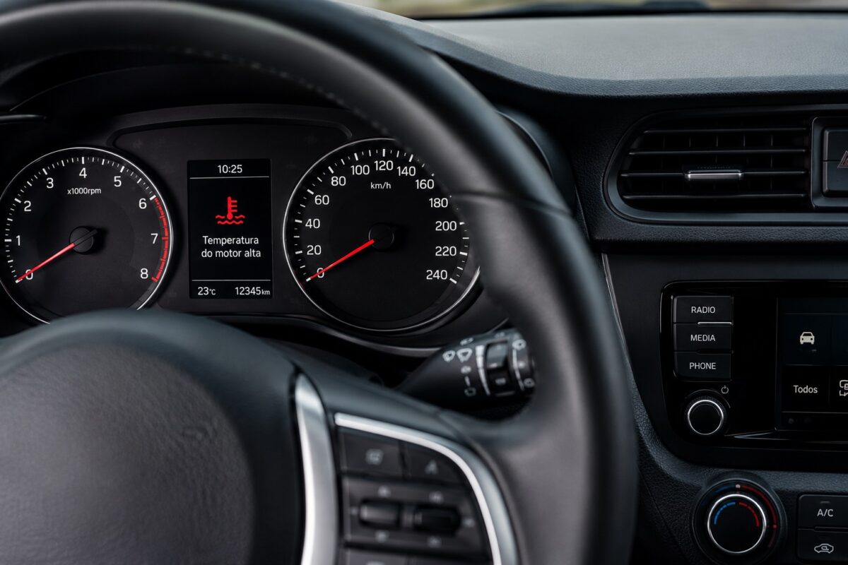 Luz de temperatura do motor acesa: o que significa, causas e o que fazer