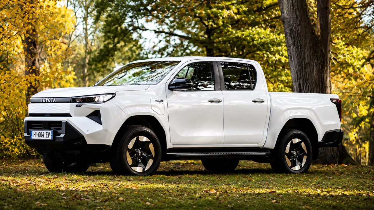 Nova Toyota Hilux elétrica é flagrada em testes no Brasil antes da estreia