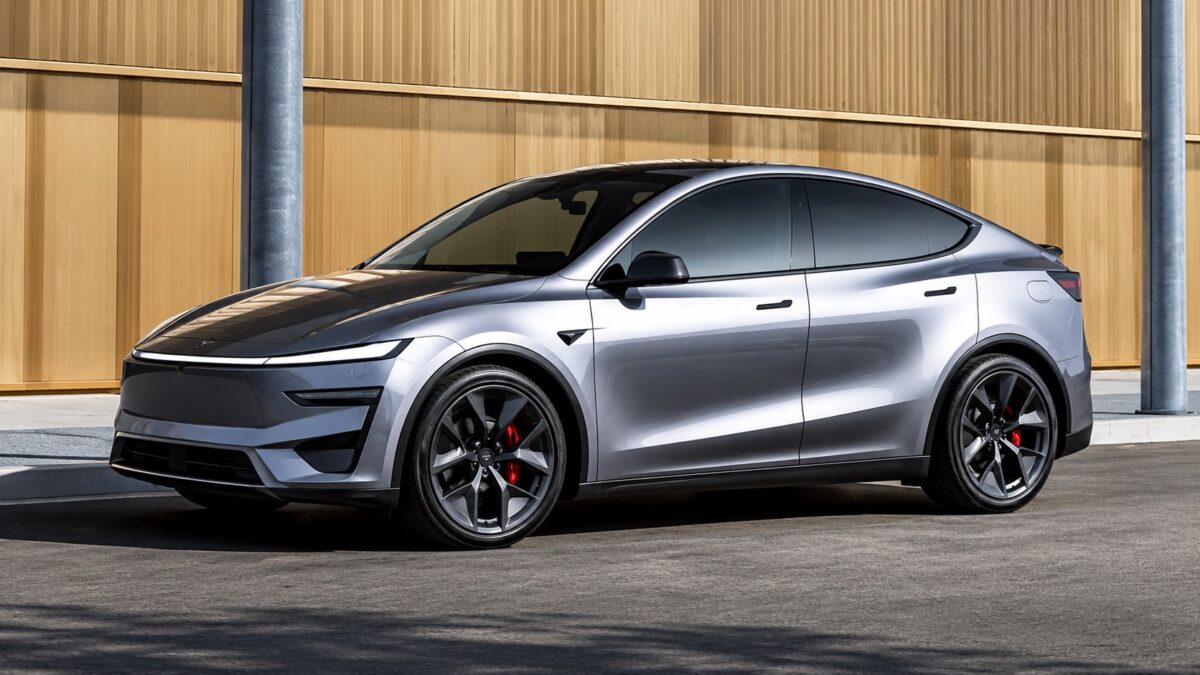 Tesla cinza com maçanetas embutidas em movimento na cidade