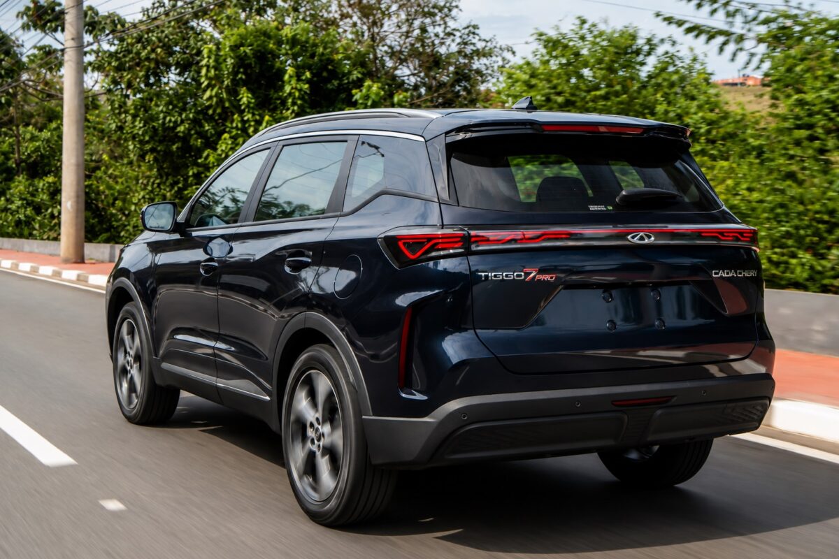 Traseira do CAOA Chery Tiggo 7 Pro 2027 em movimento