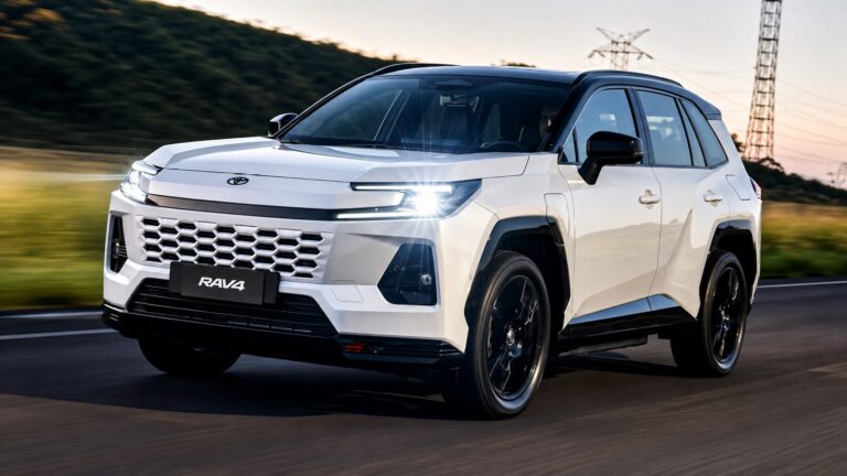 Toyota RAV4 XSE Plug-in Hybrid branco visto de frente em movimento