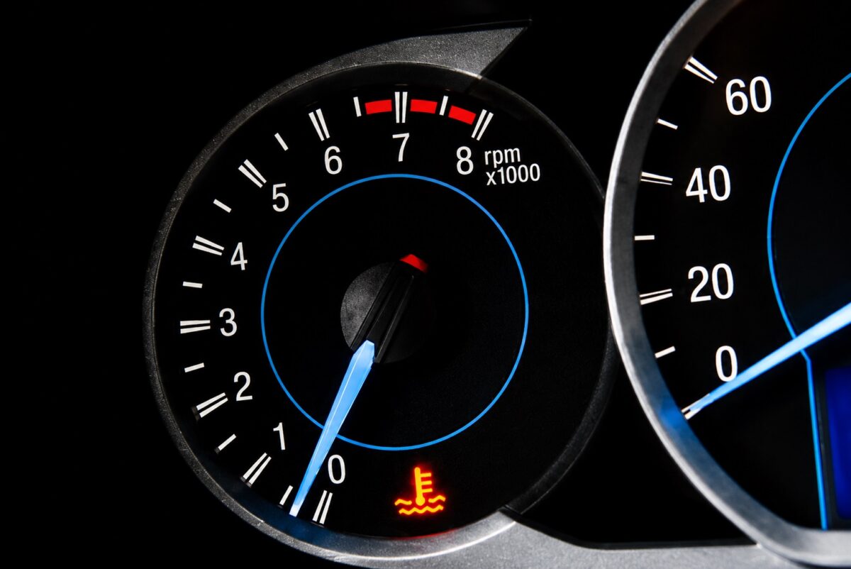 Luz de temperatura do motor acesa: o que significa, causas e o que fazer