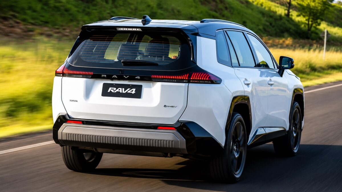Toyota RAV4 XSE Plug-in Hybrid branco visto pela traseira na estrada