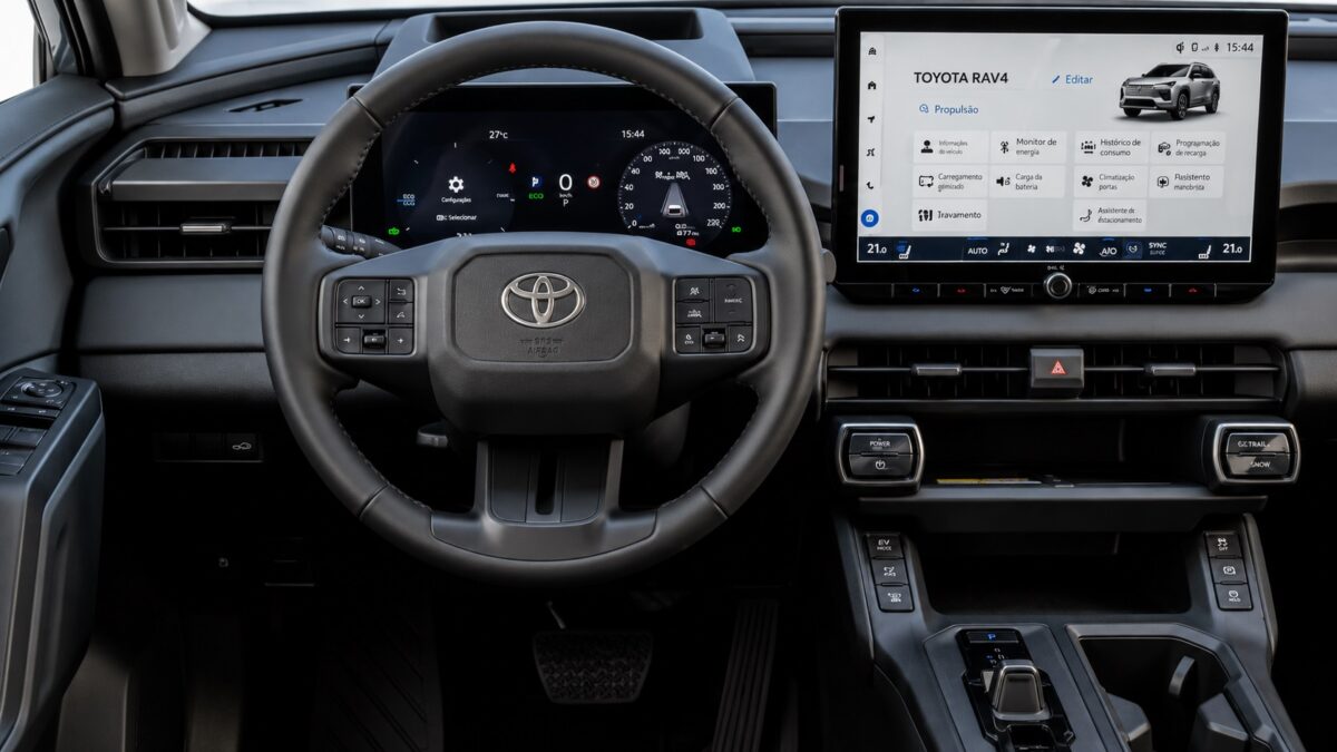 Interior do Toyota RAV4 XSE Plug-in Hybrid com painel digital e central multimídia